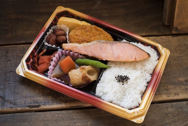 スーパーの弁当